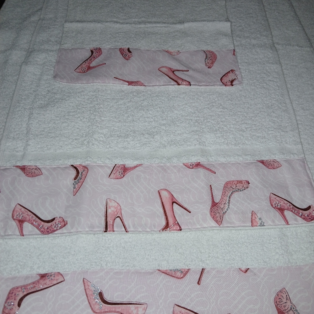 NWT 3 PC Handcrafted Bath Towel Set w/Stiletto Heels.